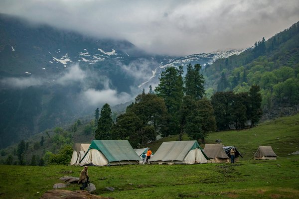 Quels sont les équipements indispensables pour un camping en région de toundra en été?