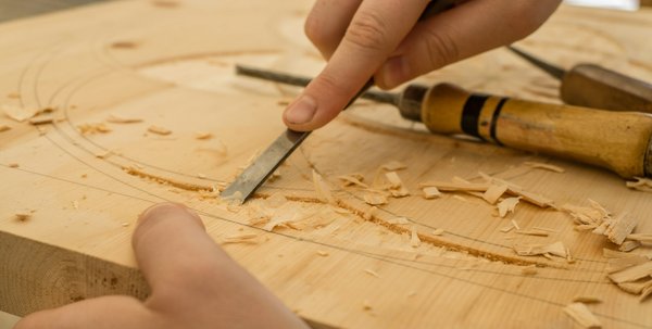 Où découvrir les techniques de la sculpture sur bois en Indonésie : ateliers et artisans recommandés ?